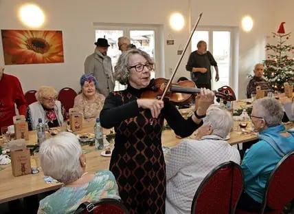 Geigerin Andrea Dreifuß-Martin sorgte für die musikalische Untermalung.