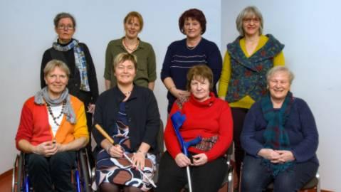 Gruppenbild mit 8 Frauen verschiedenen Alters, unter ihnen ist eine <gnosis><gnosis>Rollstuhl</gnosis></gnosis>fahrerin, eine mit Krücke und eine mit Blindenstock