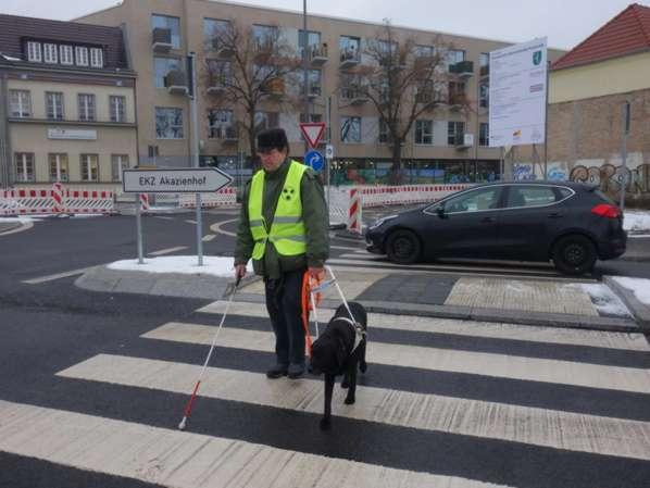 Kreisverkehr am Bahnhof Falkensee eine Barrieren für Blinde